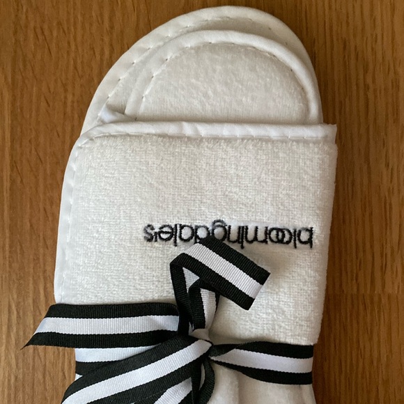 ❤️ Bloomingdales Signature Slippers Size S/M NWOT - Picture 2 of 5